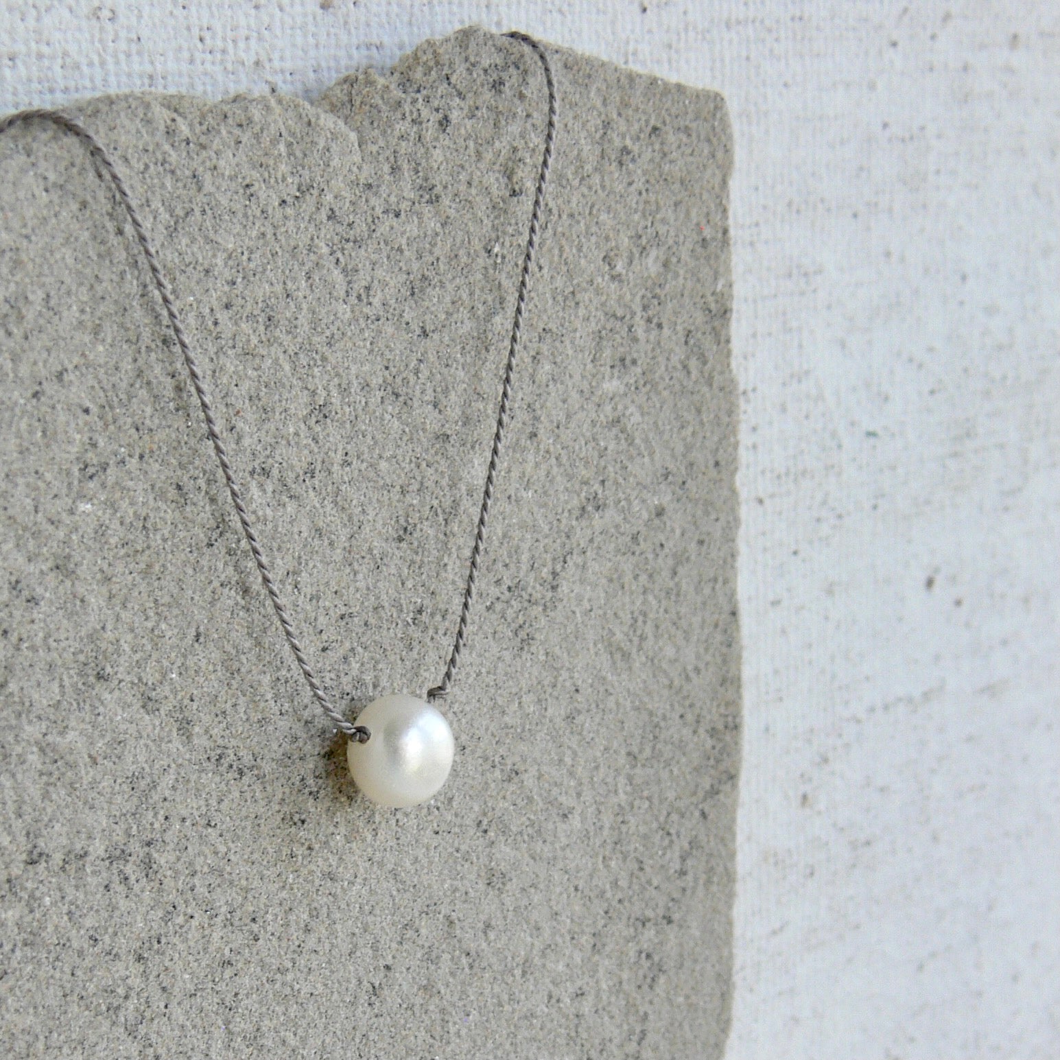 Silk and Pearl Necklace - Gray